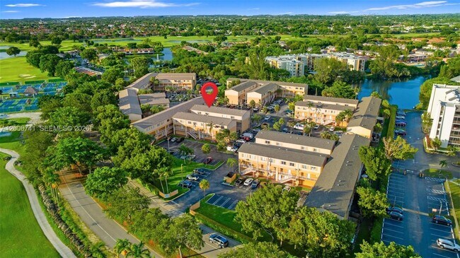 Building Photo - 6235 SW Kendale Lakes Cir