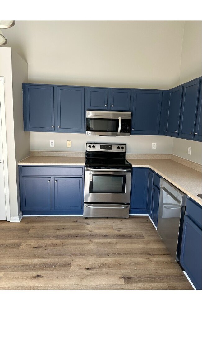 Building Photo - 6536 Oak Crest Dr