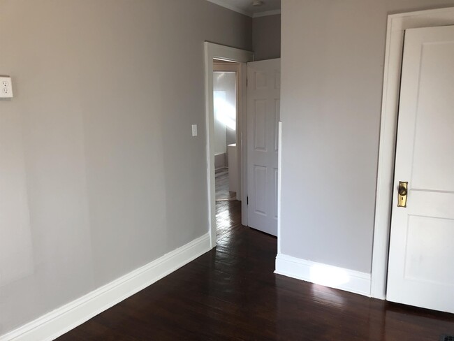 Building Photo - 172 N Roys Ave