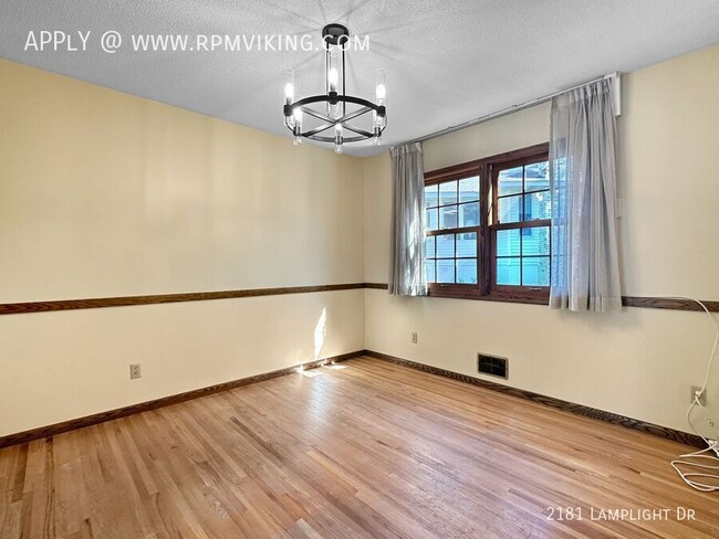 Building Photo - 4br 3ba 2cg ~ Security Deposit Free Altern...