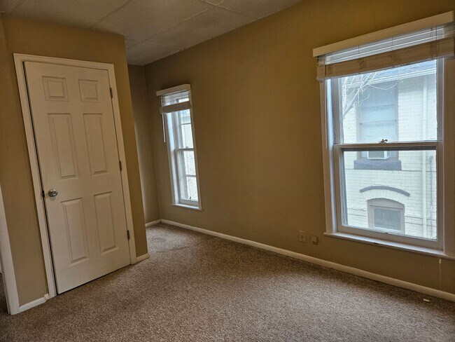 Building Photo - Top Floor Renovated 1 Bed/1 Bath Apartment in Victorian 4-Plex