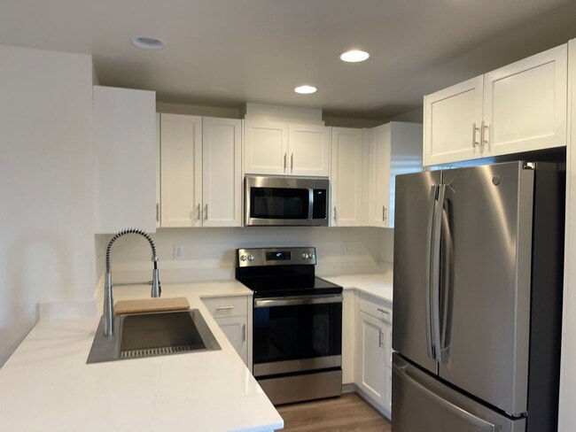 Building Photo - End Townhouse Unit in South Medford/Phoenix Area