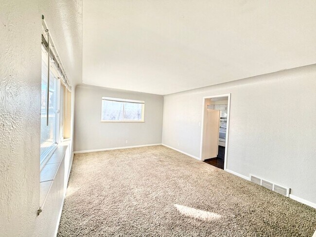 Building Photo - DEC RENT FREE FOR A LEASE STARTING BY NOV 15TH! - BRICK HOME WITH FINISHED BASEMENT