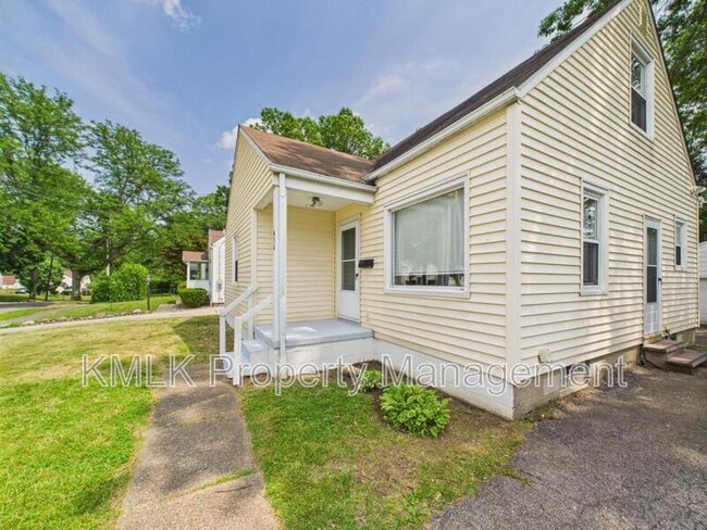 Building Photo - 636 Lurie Ave