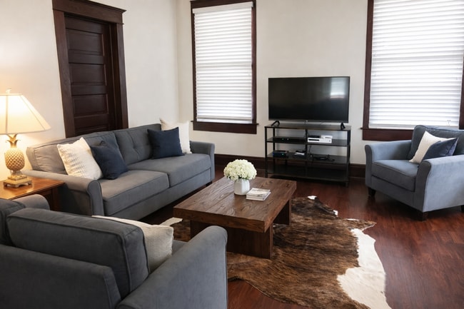 Building Photo - 305 W 38th St