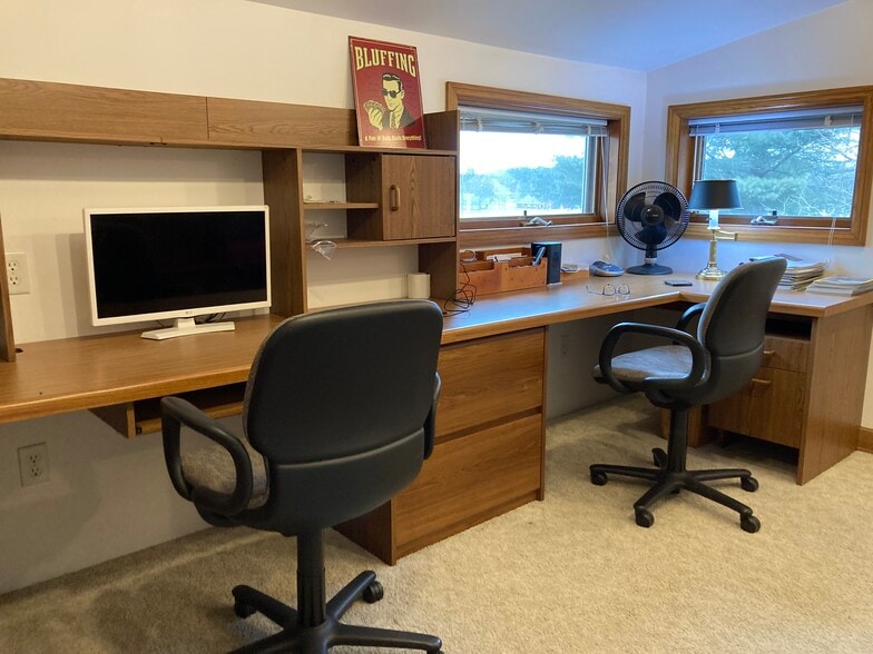 2-person work station - 335 Water St