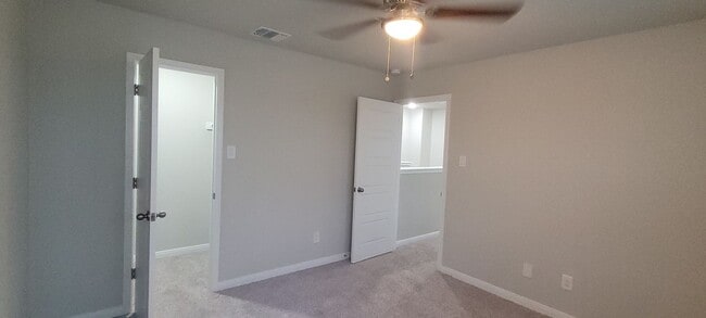 Building Photo - Gorgeous 3/2.5 on cul-de-sac in Cibolo with primary bedroom downstairs.