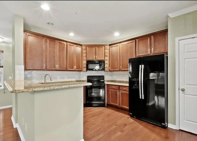 Building Photo - 43865 Hickory Corner Terrace