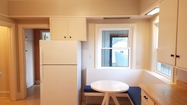 Building Photo - Walking Distance to St. Mary's Hospital and Downtown Rochester