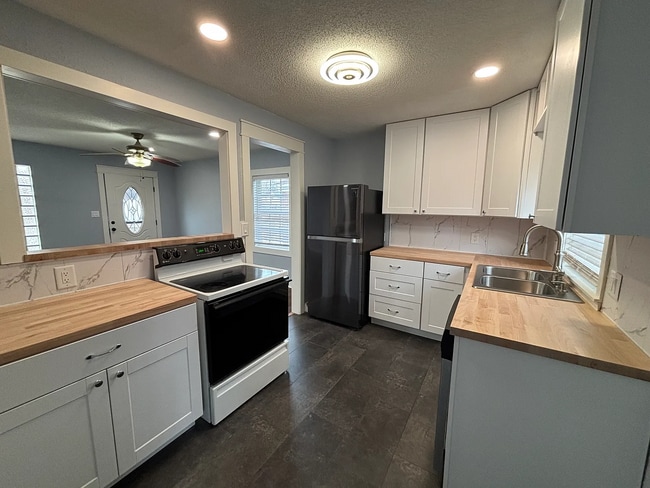 Building Photo - 2002 E 17th St N