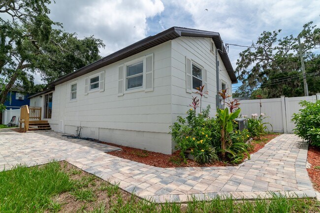 Building Photo - Charming 3BD/2BTH Home with Private Backya...