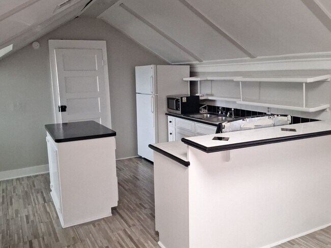 Building Photo - 1BR/1BA ready to rent 2 blocks from Lakebottom