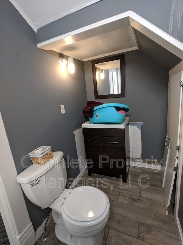 Building Photo - 213 E Main St