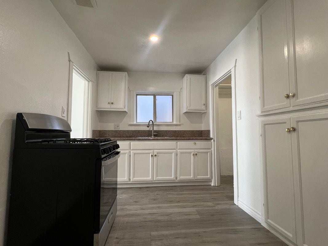 Building Photo - 720 N Guadalupe Ave