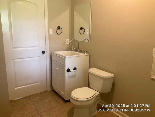 Building Photo - 3 Bedroom / 2.5 Bath House Available Now