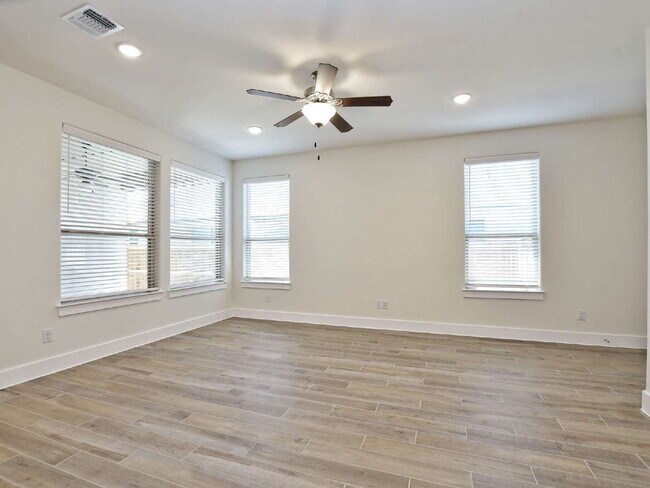 Building Photo - 412 Parkline Dr