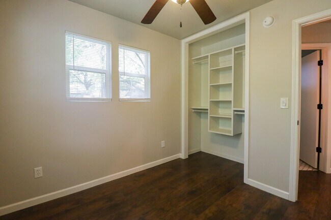 Building Photo - 1 Bed | 1 Bath |West Tulsa | $1050