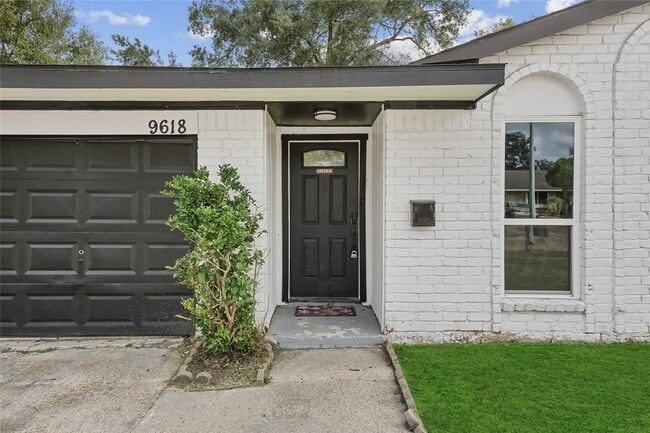 Building Photo - 9618 Glenwood Forest Dr