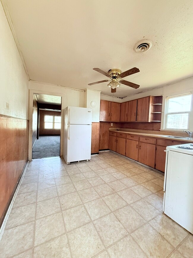 Building Photo - 610 W Main St