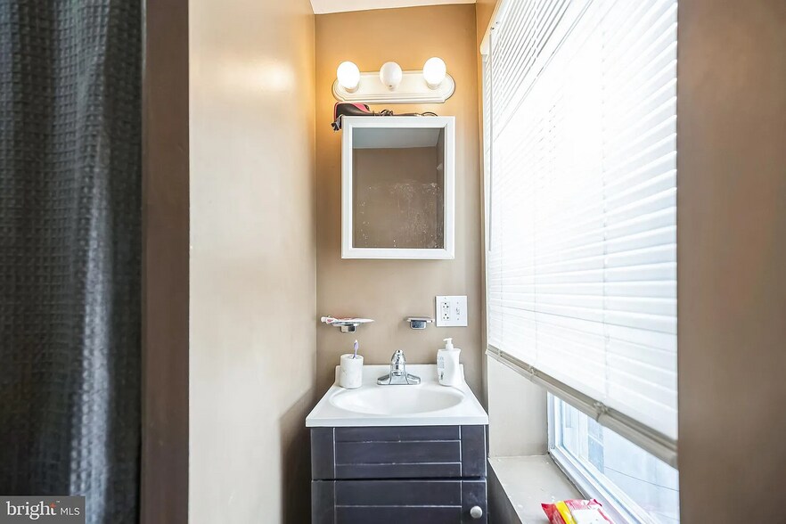 Building Photo - 1124 S 15th St