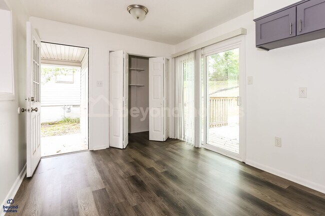 Building Photo - Welcome to your absolutely adorable, move-in ready 3 bed, 1 bath!