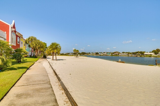 Building Photo - 13941 Del Rio Dr