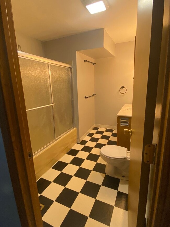 Building Photo - 3 Bed 1 Bath with Double Stall Garage
