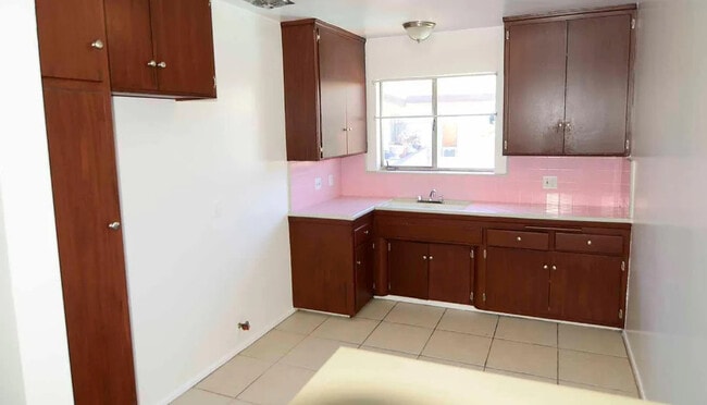 Building Photo - 3930 Roxanne Ave