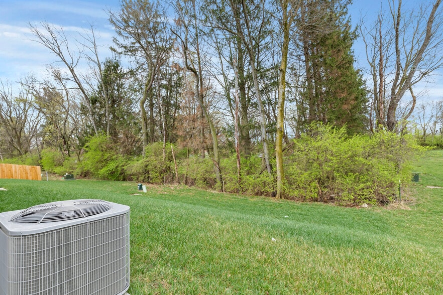 Private Backyard - 5969 Hollett Dr S