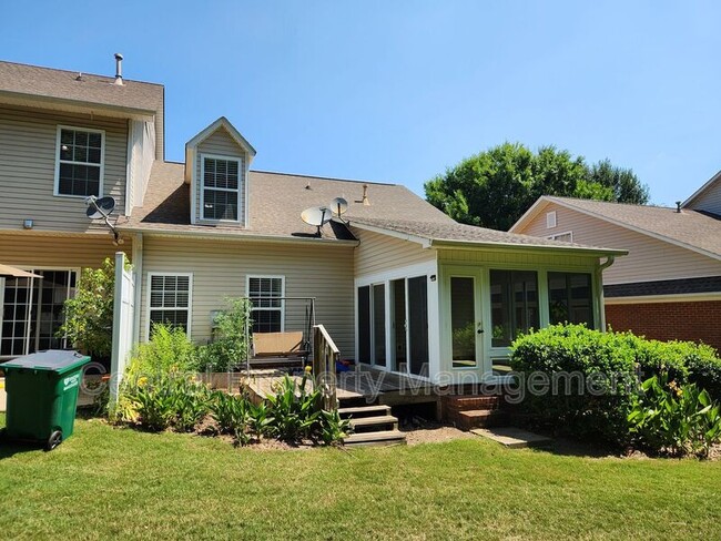 Building Photo - 303 Rexford Dr
