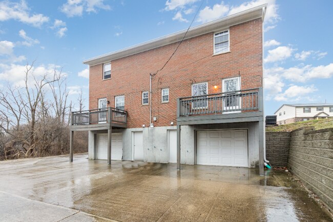 Building Photo - 1729 Fort Henry Dr