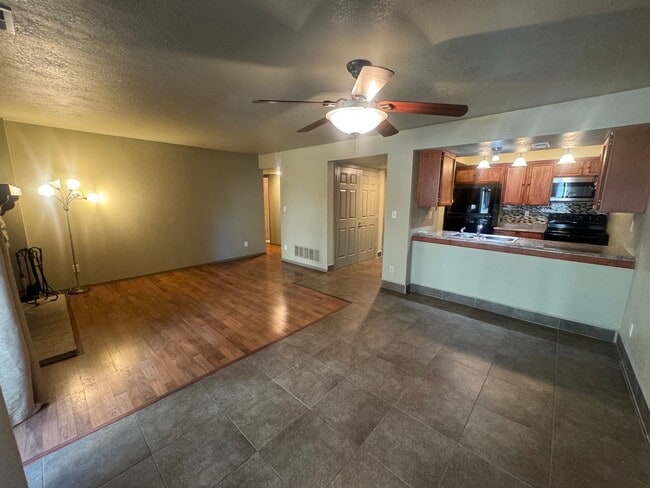 Building Photo - 2 Bedroom Codo in Rockrimmon