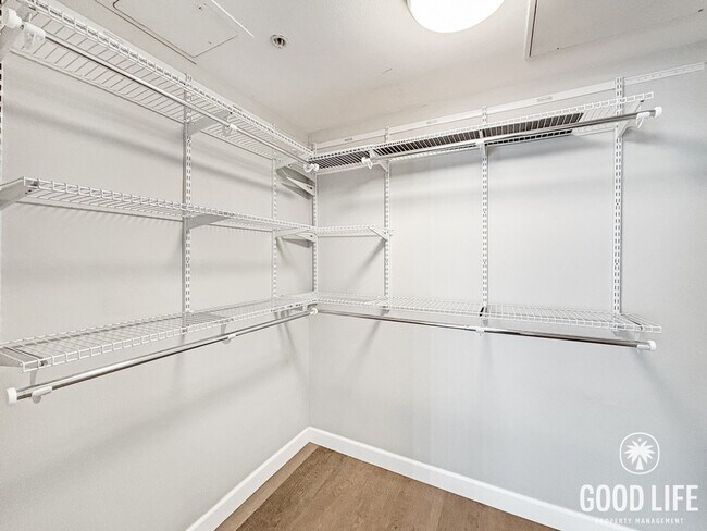 Building Photo - Sleek 1B/1BA Condo in the Heart of Marina District with A/C, In-Unit W/D & Reserved Parking!