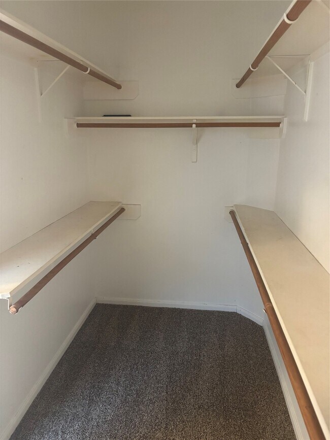 Building Photo - 1930 Shady Oaks Ct