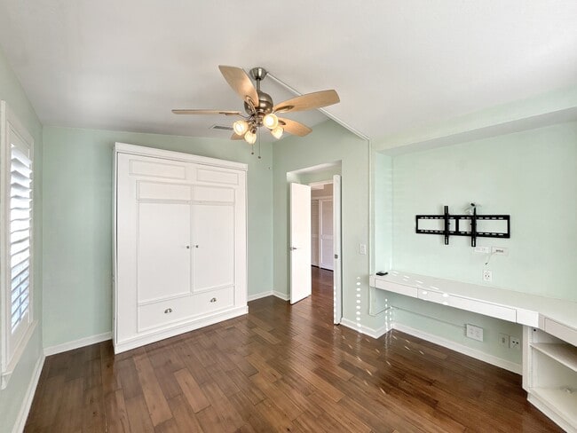 Building Photo - 5 Cll Rienda