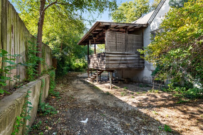 Building Photo - 1007 N Yale Ave