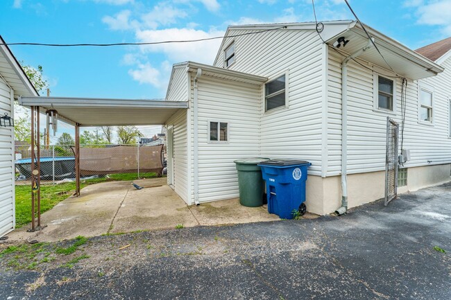 Building Photo - Remodeled 2 bedroom with off street parkin...