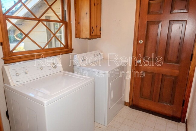 Building Photo - 815 Maywood Ln