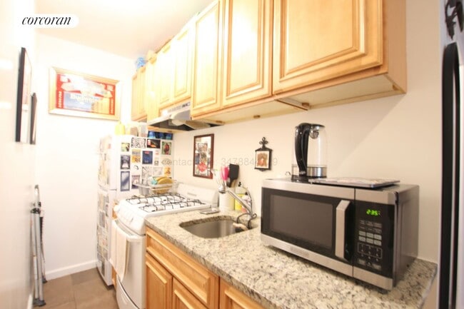 Building Photo - 144 W 70th St