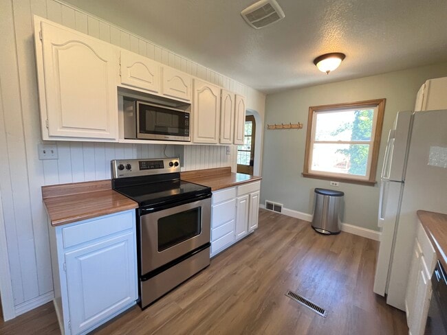 Building Photo - 2001 Hopkins Crossroad