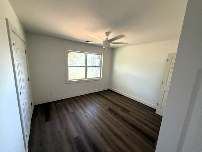 Building Photo - 2 bed, 1 bath, 1 level with large yard