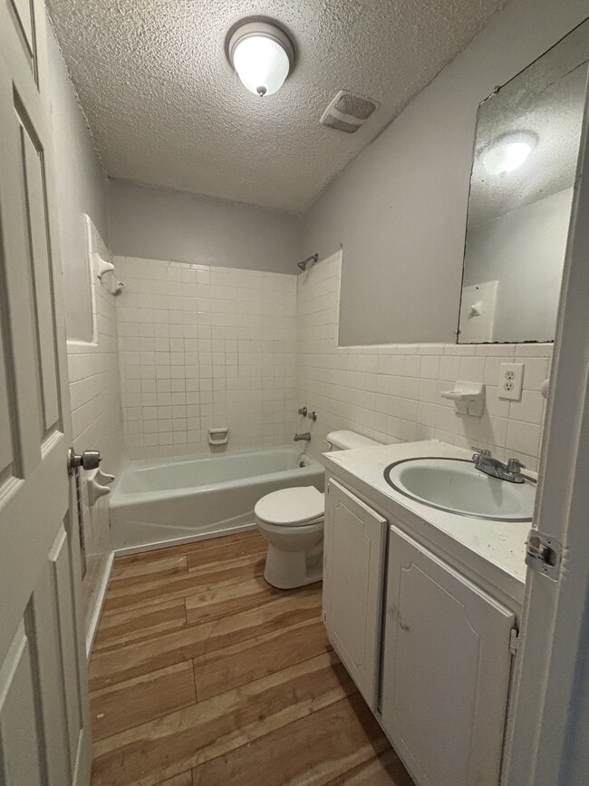 Building Photo - 433 Fleming Dr
