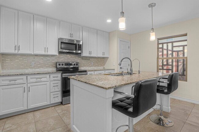 Building Photo - 902 La Rosita