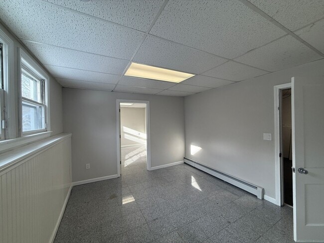 Building Photo - Newly Renovated 4 Bed 2 Bath Single Family Home available NOW!