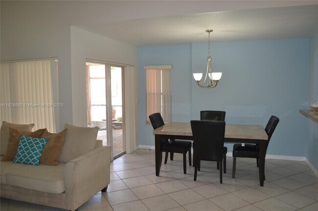 Building Photo - 1537 E Lake Ct