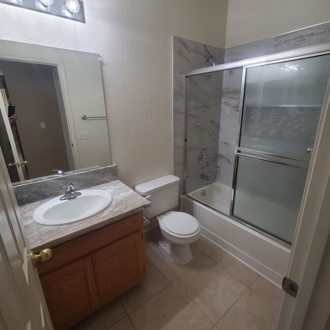 Building Photo - Updated 3bed/2bath home in Churchhill Downs