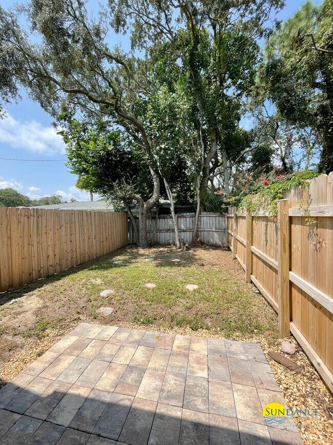 Building Photo - Charming 2 Bedroom Townhouse Located in FWB!