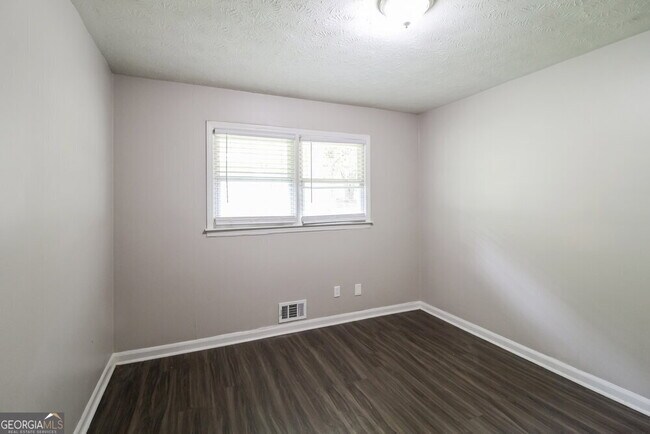 Building Photo - 7006 Knollwood Dr
