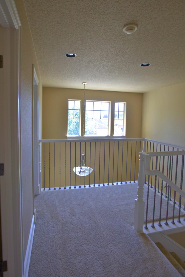 Building Photo - King City 3 Bedroom Plus Den available now !