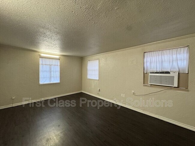 Building Photo - 3808 SE 15th St